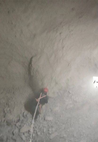 水泥庫清庫，清理鋼板倉